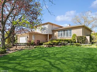 16 E Brookwood Dr, Arlington Heights, IL 60004