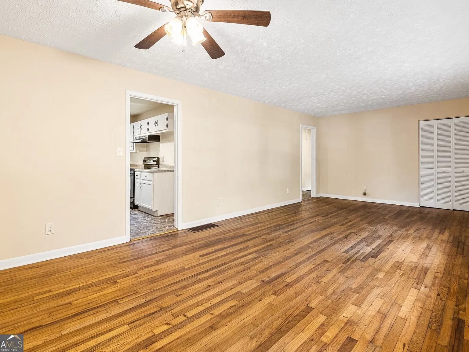3 bed, 1.0 bath, 1025 sqft, $1,395 — Photo 4