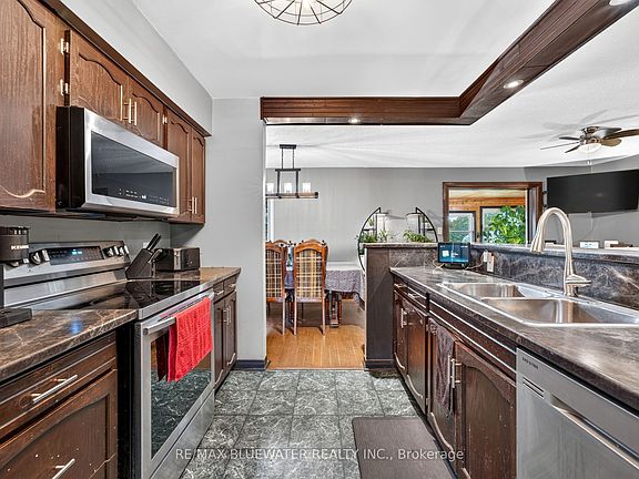 4th image of 210 Hill St