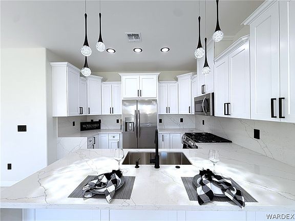 4th image of 1070 Zircon Cir