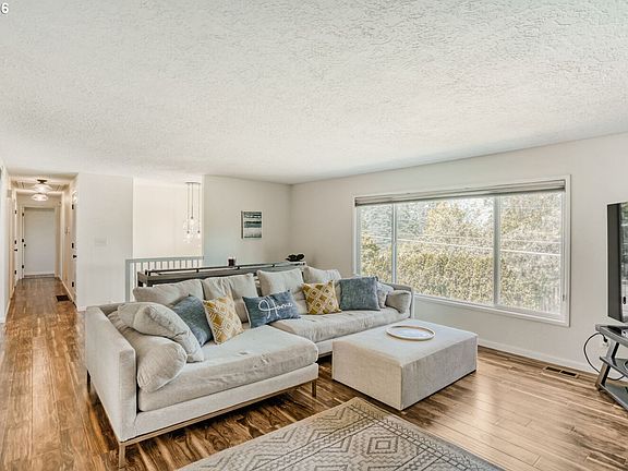 3rd image of 1710 Hillcrest Dr