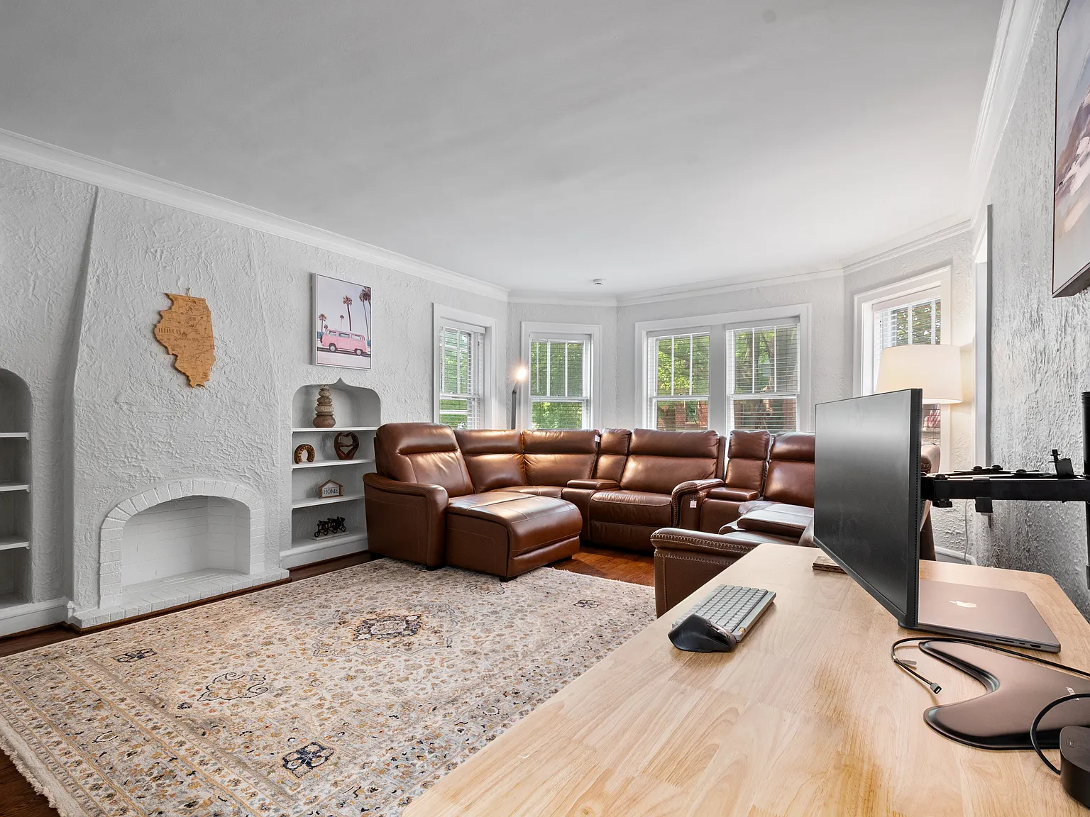 5507 N Artesian Ave — Photo 1