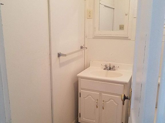 3rd image of 429 W Knox Ave APT A