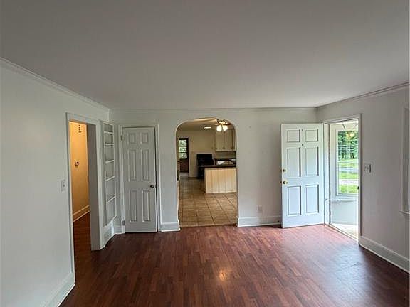 4th image of 439 Meadowview Dr