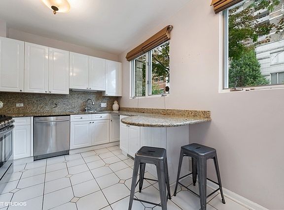 5th image of 1522 S Prairie Ave Unit G