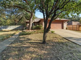 110 NE Timber Ridge Dr, Burleson, TX 76028