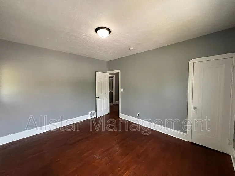 3255 E 139th St #UP — Photo 12