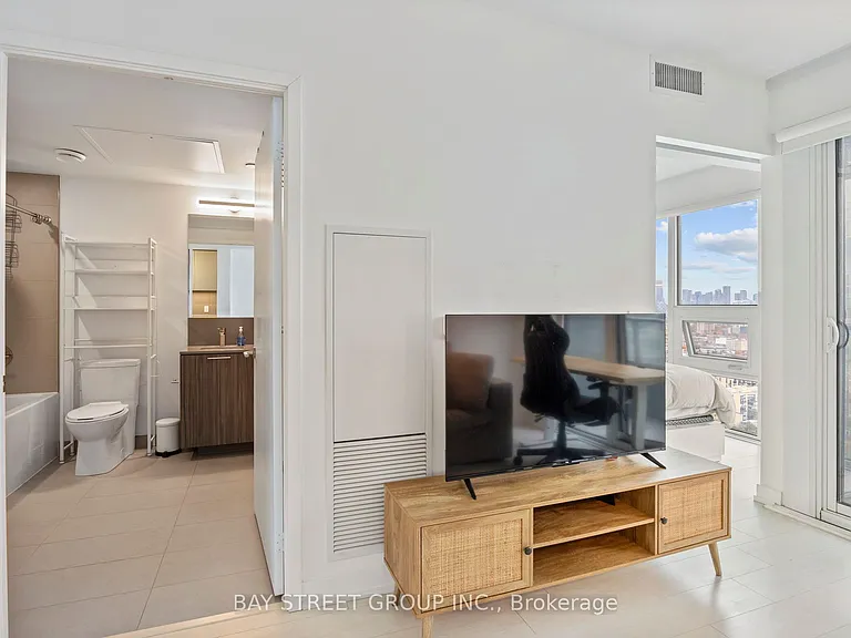 19 Western Battery Rd #3301 — Photo 17