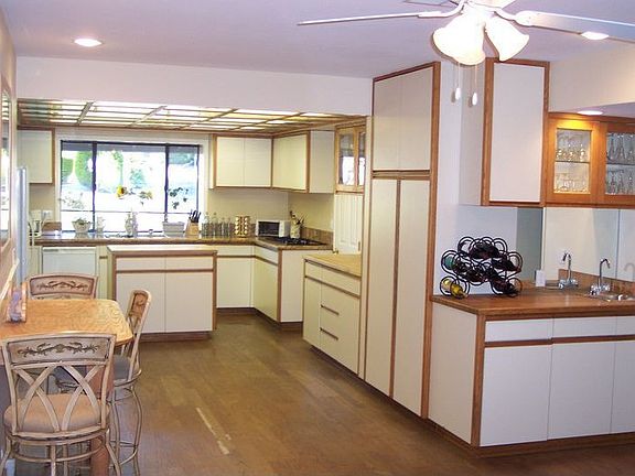 Center island kitchen