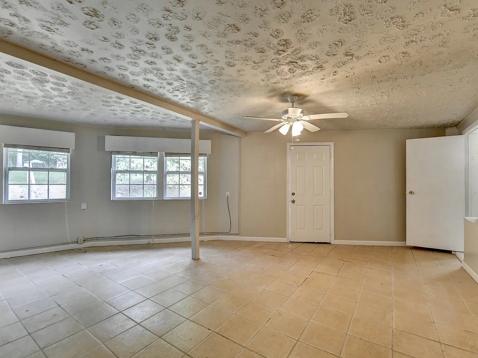 1453 S Indian Creek Dr — Photo 2