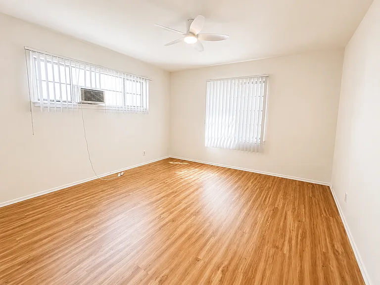 340 N Isabel St — Photo 7
