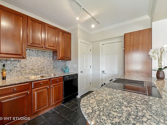 5th image of 5048 N Marine Dr APT F4