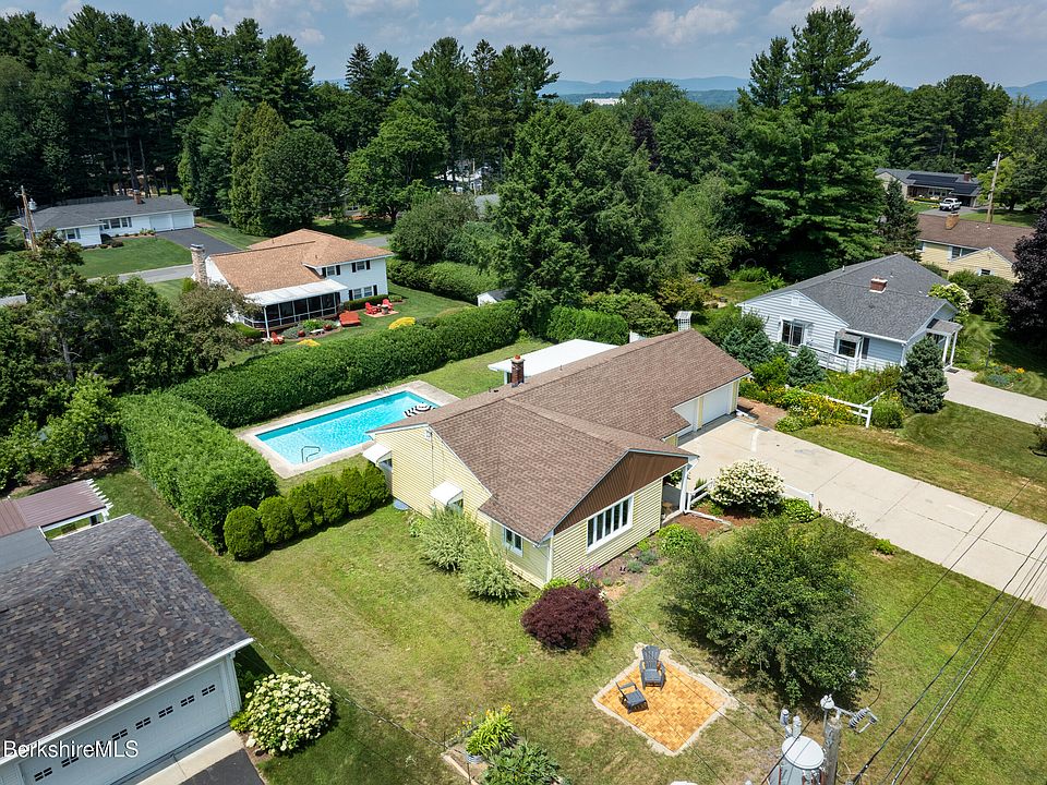 1st image of 24 Rockland Dr
