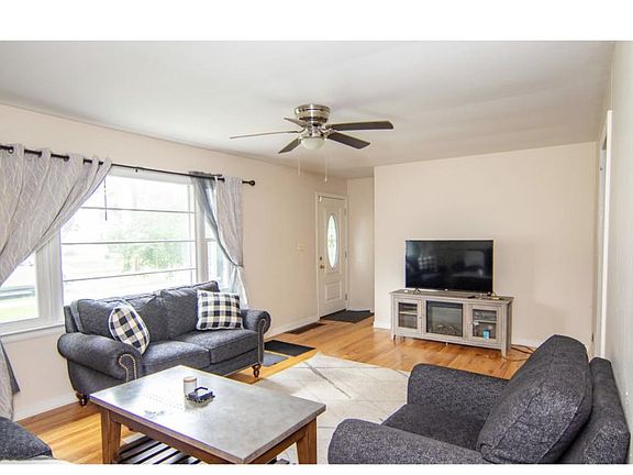 3rd image of 1709 Valley Dr