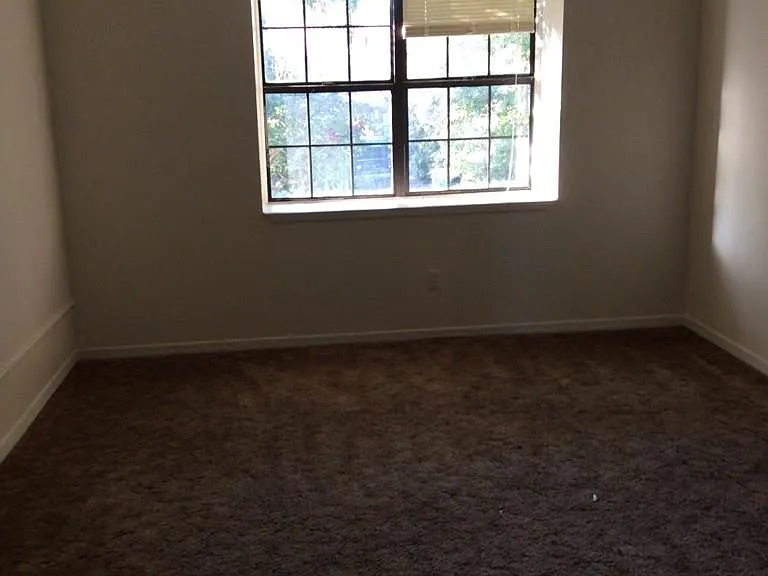 814 Lesa St — Photo 7