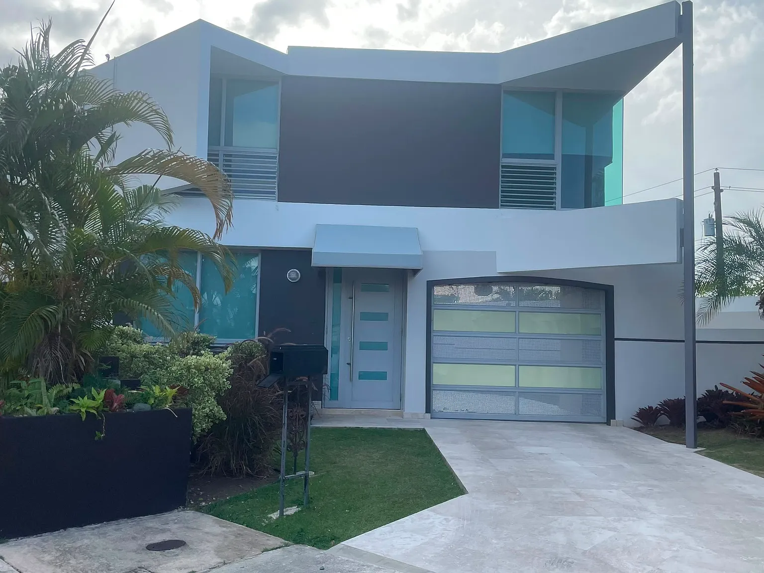 3 bed, 2.5 bath, 2500 sqft, $3,499 — Photo 1
