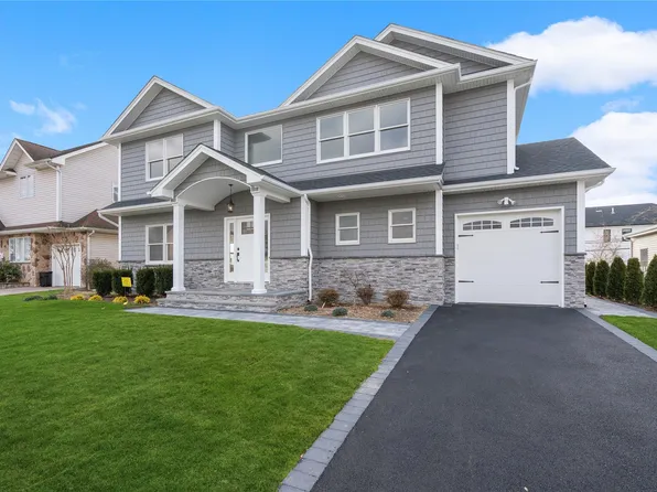 35 Peter Lane, Plainview, NY 11803