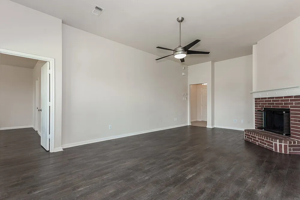 3 bed, 2.0 bath, 1418 sqft, $1,995 — Photo 3