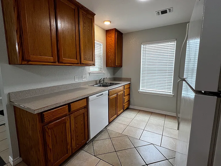 511 W Live Oak St #B — Photo 9