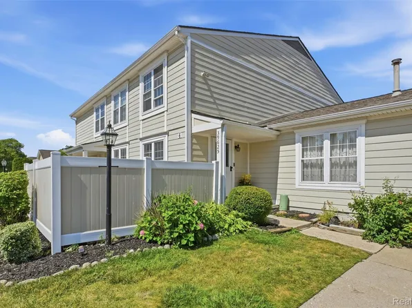 39625 Village Wood Ln Unit 6, Novi, MI 48375