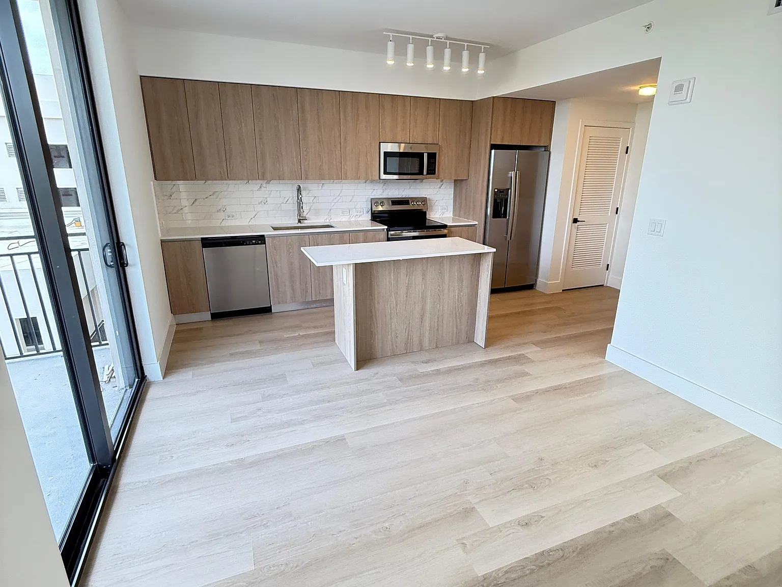 Studio, 586 sqft, $1,980 — Photo 2
