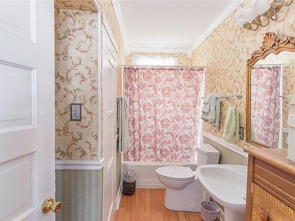 4th image of 820 Wilkinson St