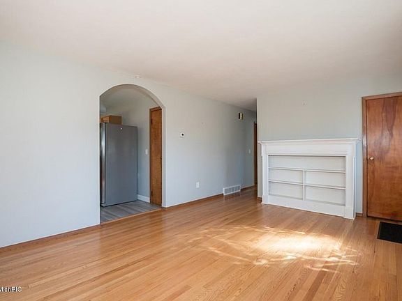 3rd image of 317 Kingsley Ave