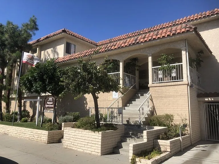 Marquis Apartments — Photo 3