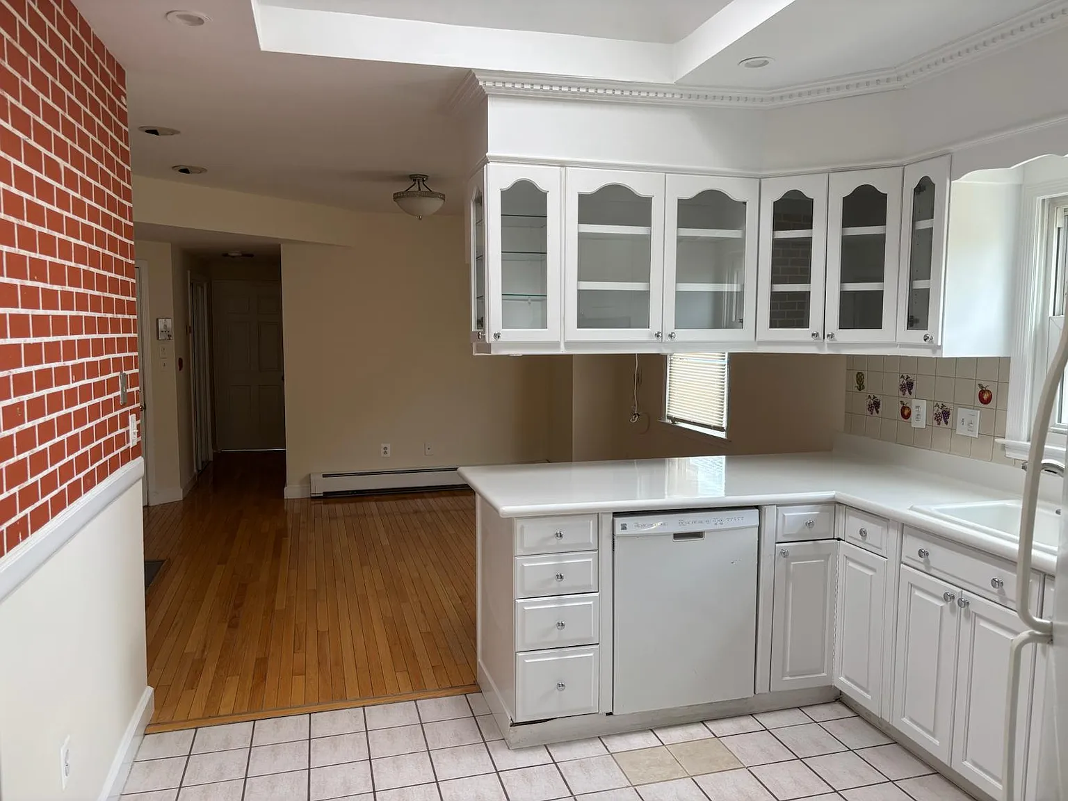 3 bed, 1.5 bath, 933 sqft, $3,000 — Photo 3