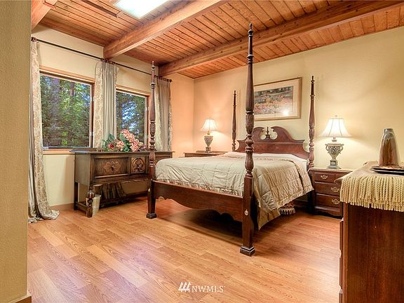 5th image of 418 108th Avenue E