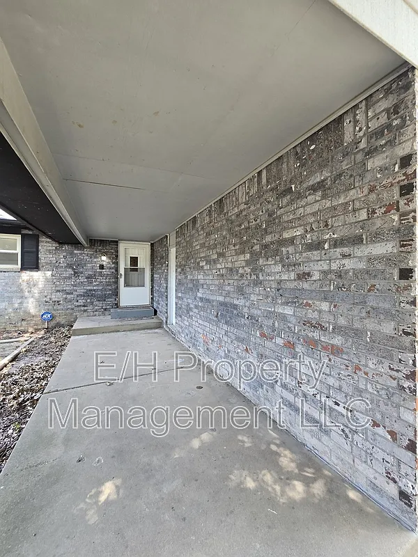 4 bed, 2.0 bath, 1873 sqft, $1,595 — Photo 2