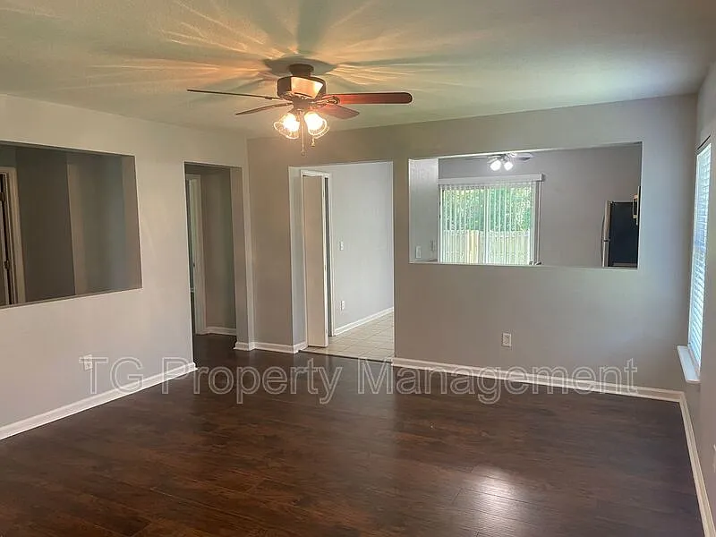 3 bed, 2.0 bath, 1091 sqft, $1,795 — Photo 3