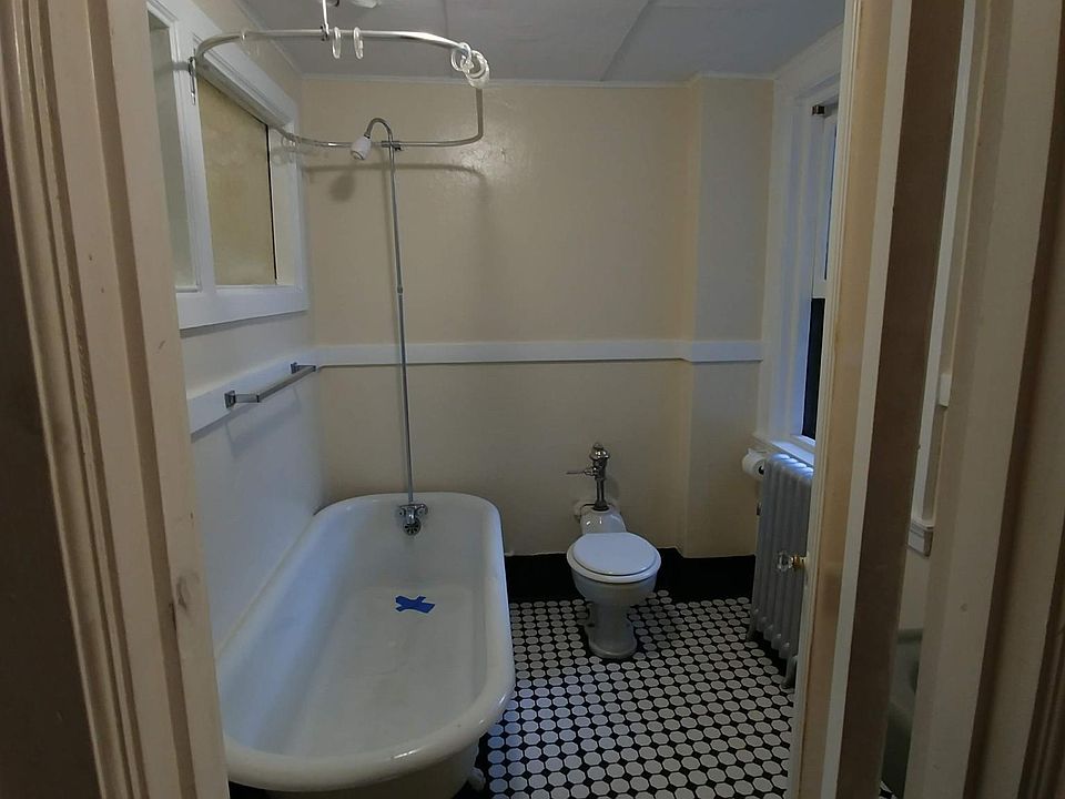 2nd image of 206 W Lawrence St