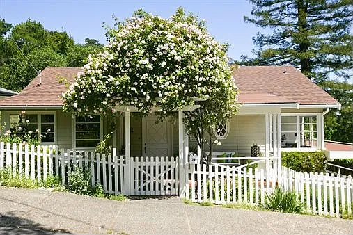 28 Cornelia Ave photo 1