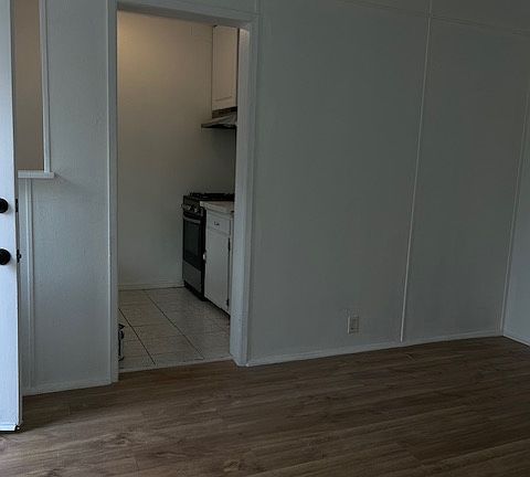 2nd image of 418 S Broadway #2