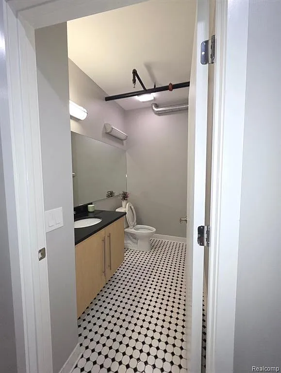 2 bed, 2.5 bath, 1700 sqft, $3,500 — Photo 3