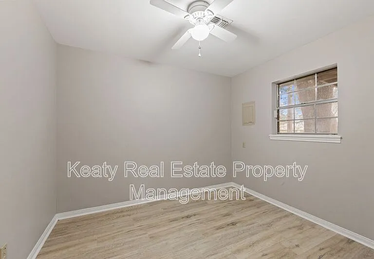 137 Amber St — Photo 21