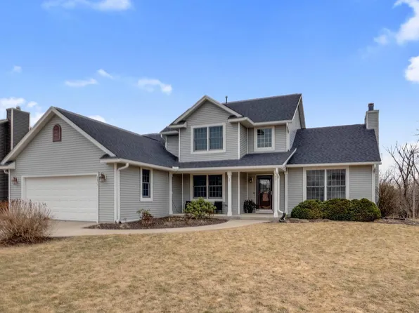 223 Shore CIRCLE, Oconomowoc, WI 53066
