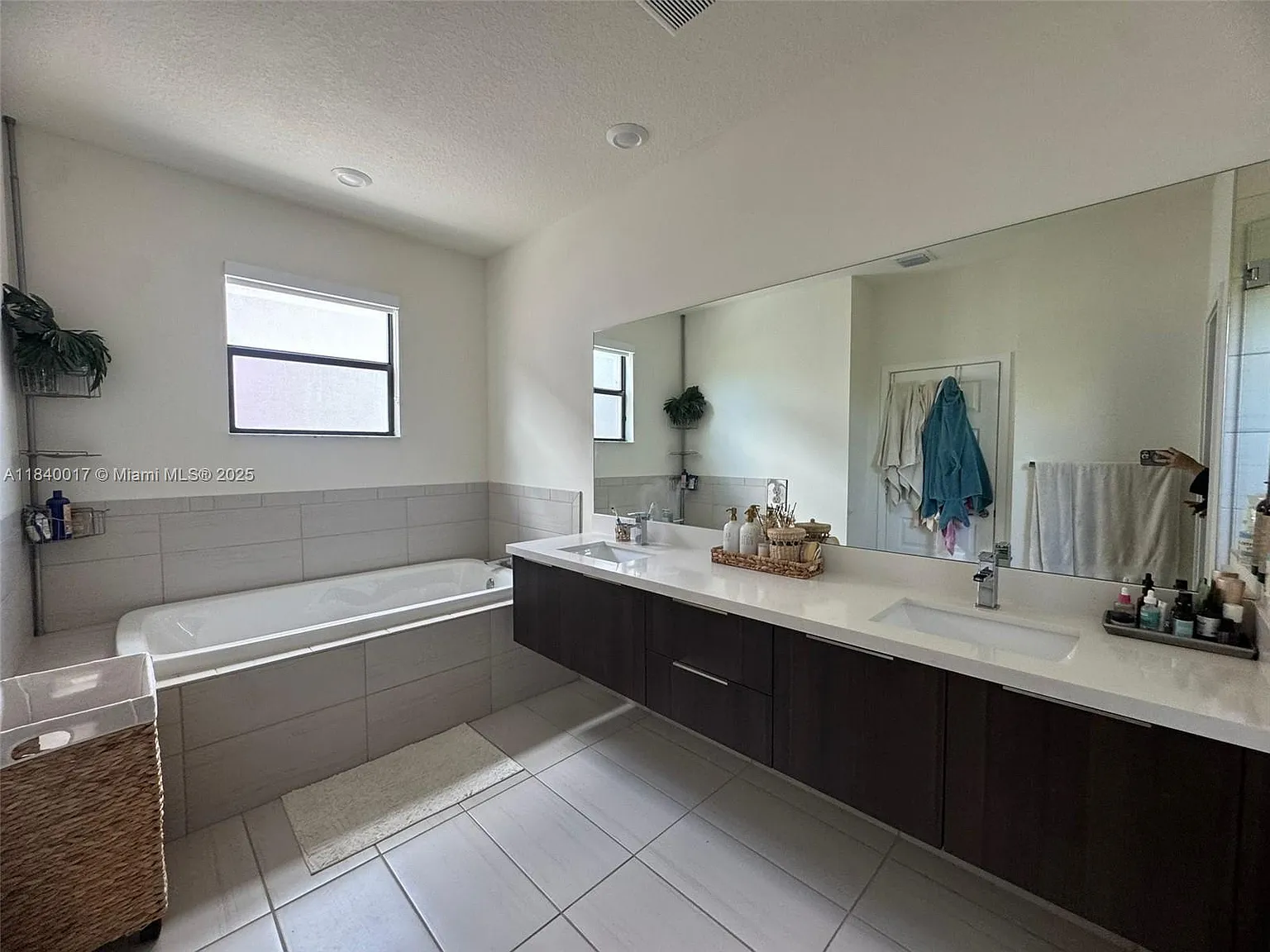 3 bed, 3.5 bath, 2785 sqft, $6,500 — Photo 3