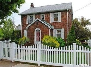 66 Park Ave, Hicksville, NY 11801