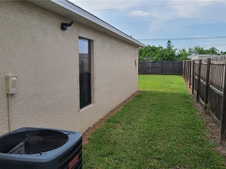 115 SE 12th Ter #115 — Photo 21