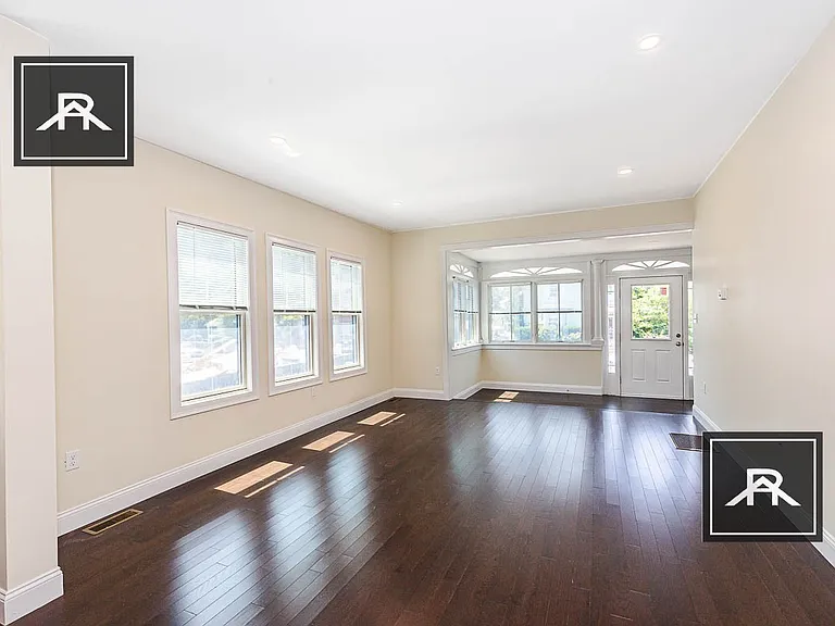 122 Jerome St — Photo 4