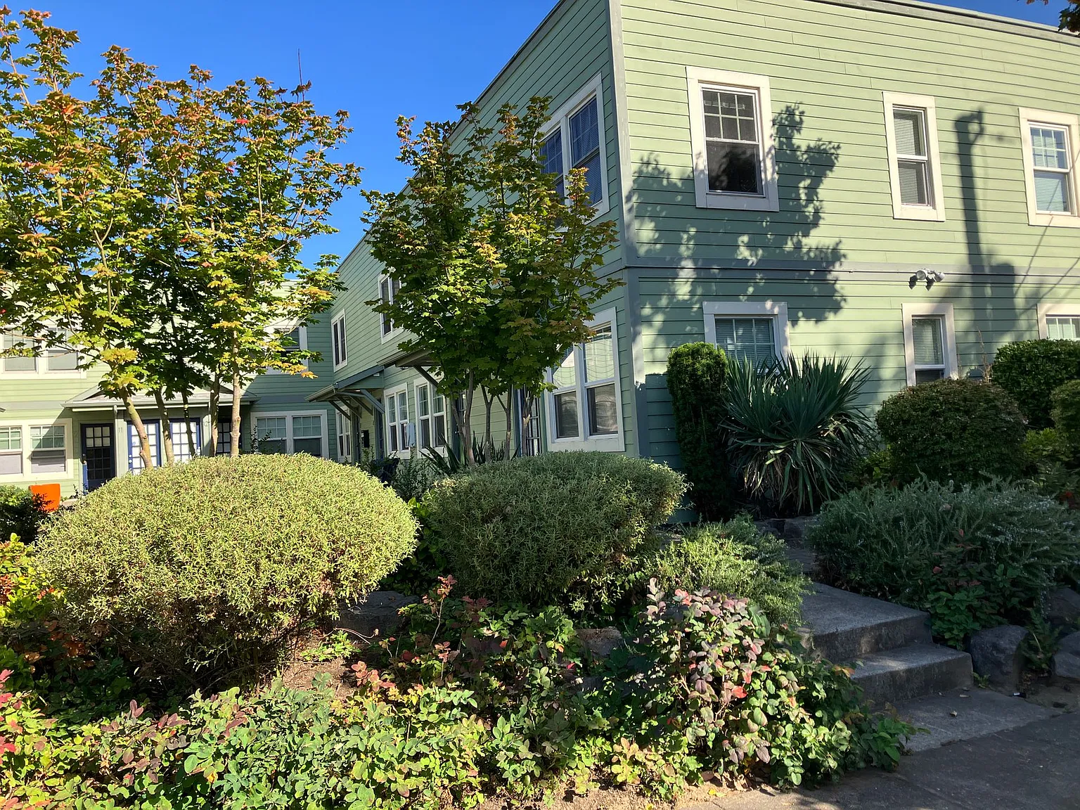 Vintage PDX building in Kenton! Hardwood floors, granite counters, all dogs welcome! — Photo 2