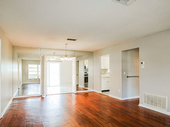 3rd image of 9350 Bayside Ct