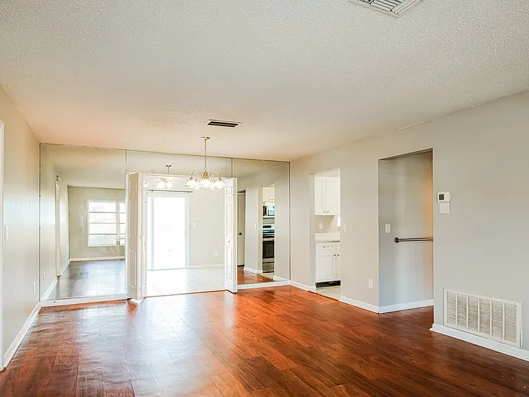 9350 Bayside Ct — Photo 3