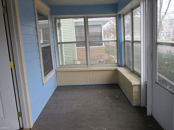 1130MilwakeeEnclFrontPorch (2)