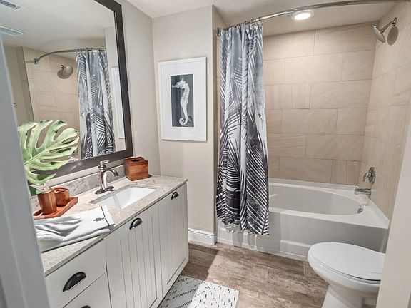 3rd image of 18001 Biscayne Blvd #100
