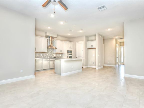 4th image of 2937 Voyager Ave