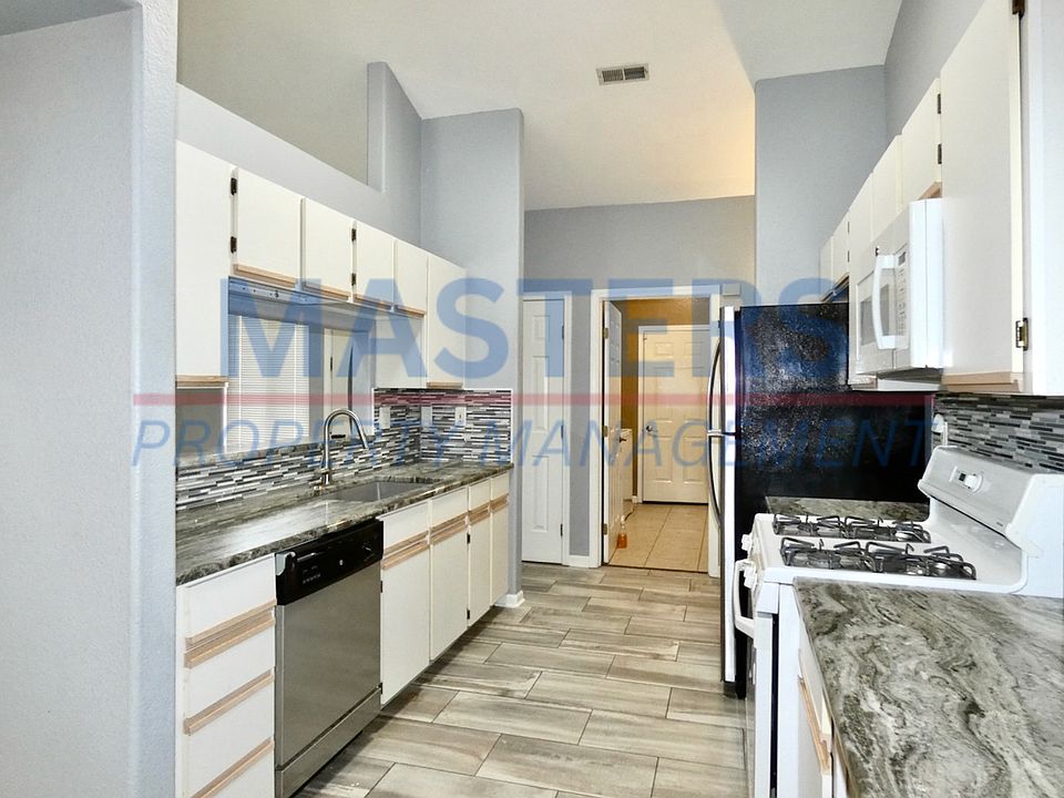 1st image of 915 Hilltop Ln