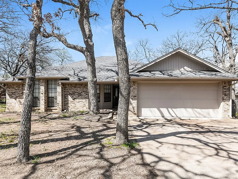 125 Camelot Dr — Photo 1